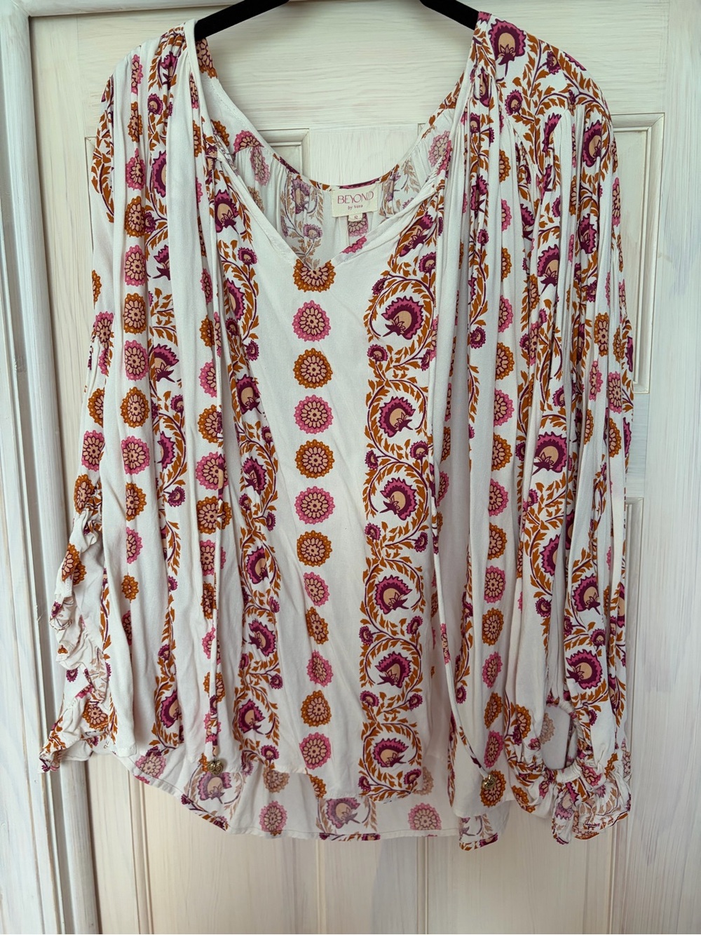 Beyond by Vera size small Boho Floral Tunic Top in White with Pink & Mustard